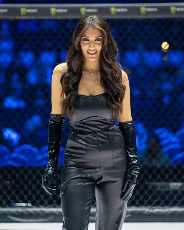 FOTO Hrvatica 'privodi' zvijezde FNC-a pred kameru, odjenula i dres Partizana: 'Neki će hejtati'