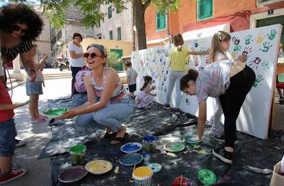 Šibenik: Djeca svojim ručicama oslikavaju festivalska vrata za 60. Međunarodni dječji festival