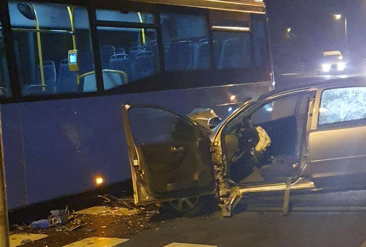 Sudarili se bus i auto: 'Djeca su vrištala i trčala iz autobusa'