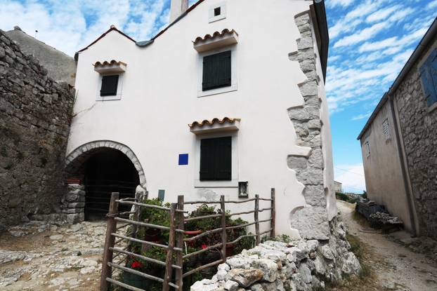 Lubenice, mjesto na Cresu s dva stanovnika