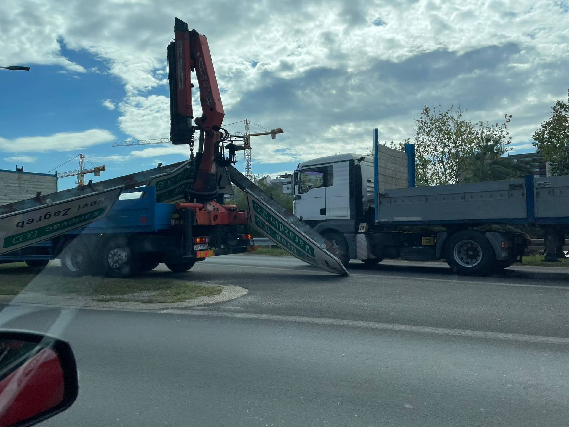 VIDEO Krš i lom na Slavonskoj u Zagrebu: Dizalicom srušio stup sa znakovima, nastao kolaps