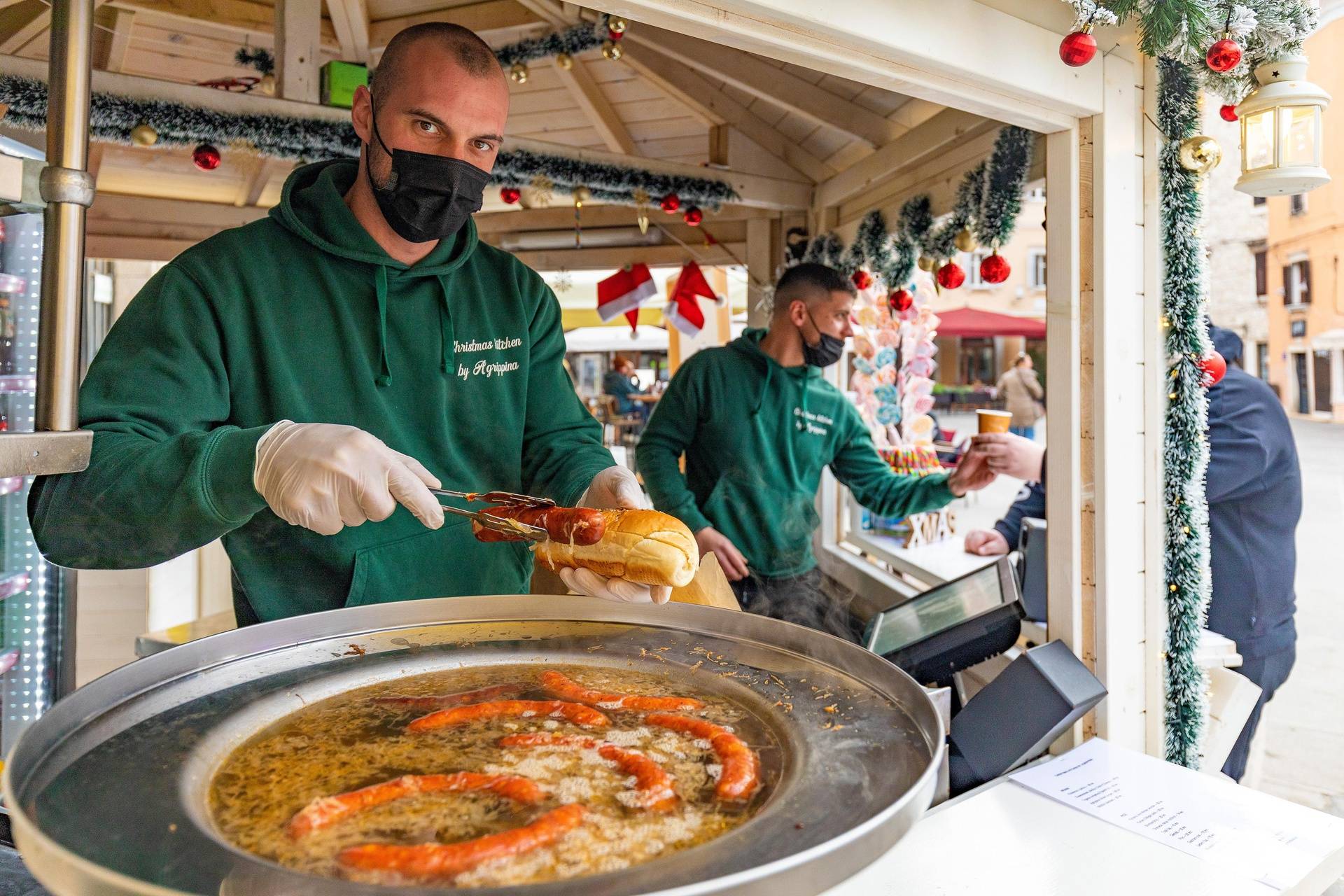 Pula: U Agrippininoj adventskoj kućici svaki dan se podjele besplatni obroci beskućnicima 