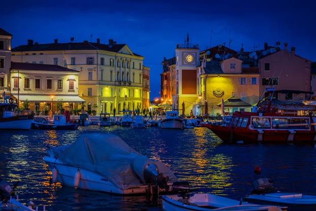Gradske fotografije u sumrak grada Rovinja