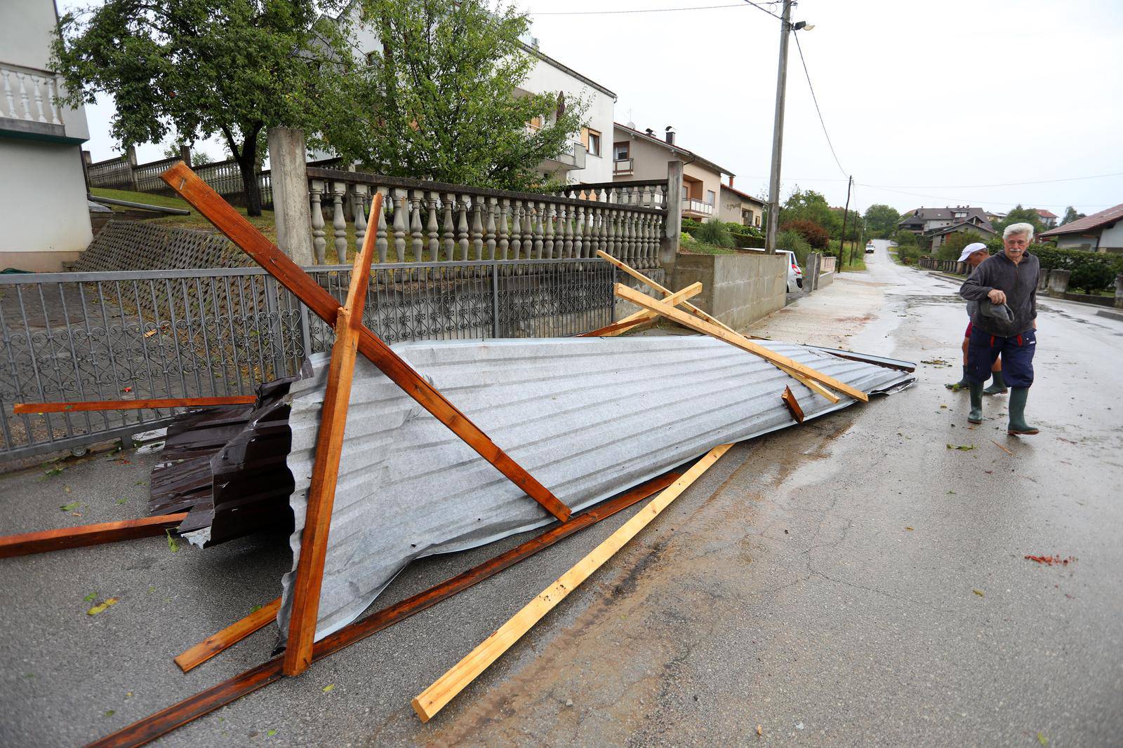 Snažno nevrijeme pra?eno kišom i olujnim vjetrom protutnjalo je Karlovcem i okolicom