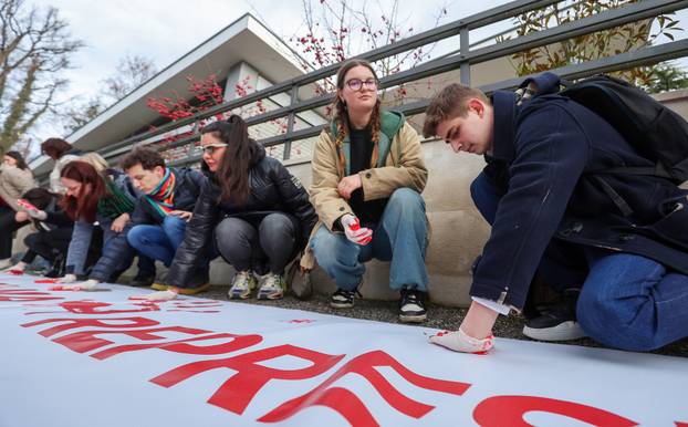 Zagreb: Mirna akcija solidarnosti sa svim žrtvama represivnog sustava u Srbiji ispred srpske ambasade