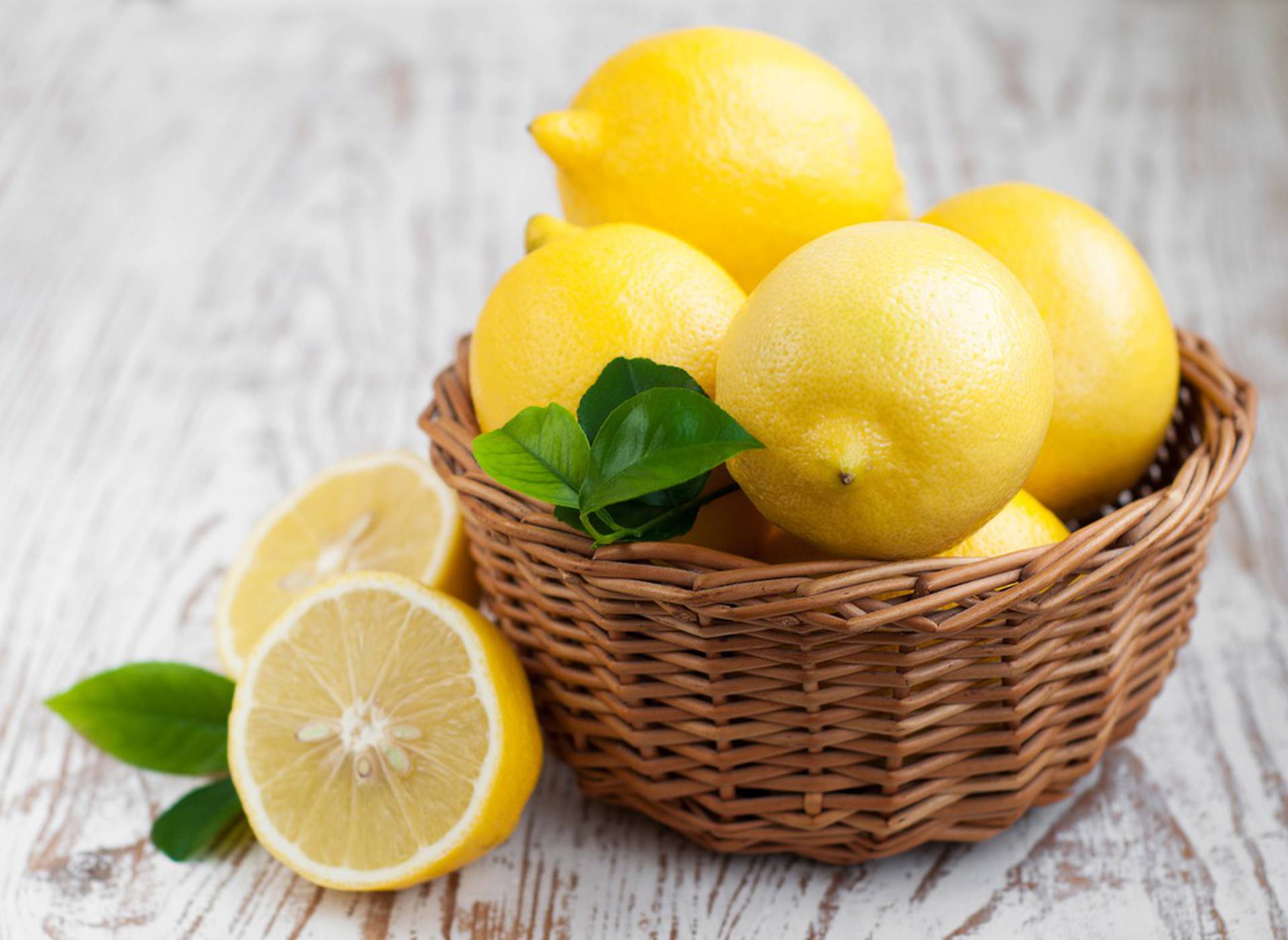 Горячие лимоны польза. Лимон. Корзина с лимонами. Корзинка Лимонов. Лимон на тарелке.