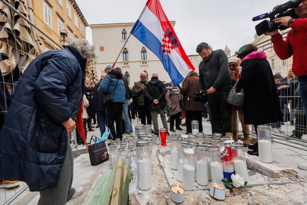 Split: Prosvjed  na splitskoj Pjaci povodom uklanjanja spomenika autora Kuzme Kovačića