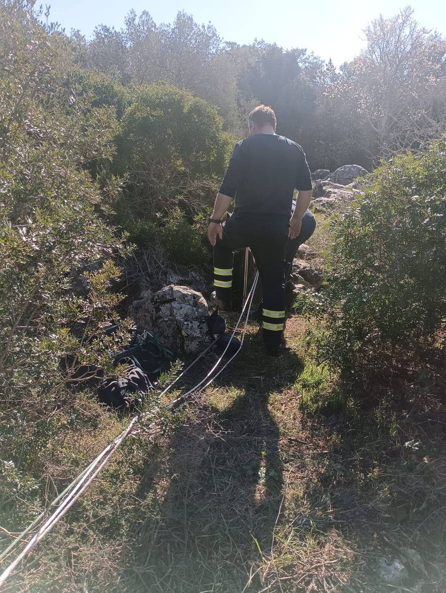 Pas upao u jamu na Dugom otoku, a za njim pao i vlasnik. HGSS ih izvukao s 20 metara