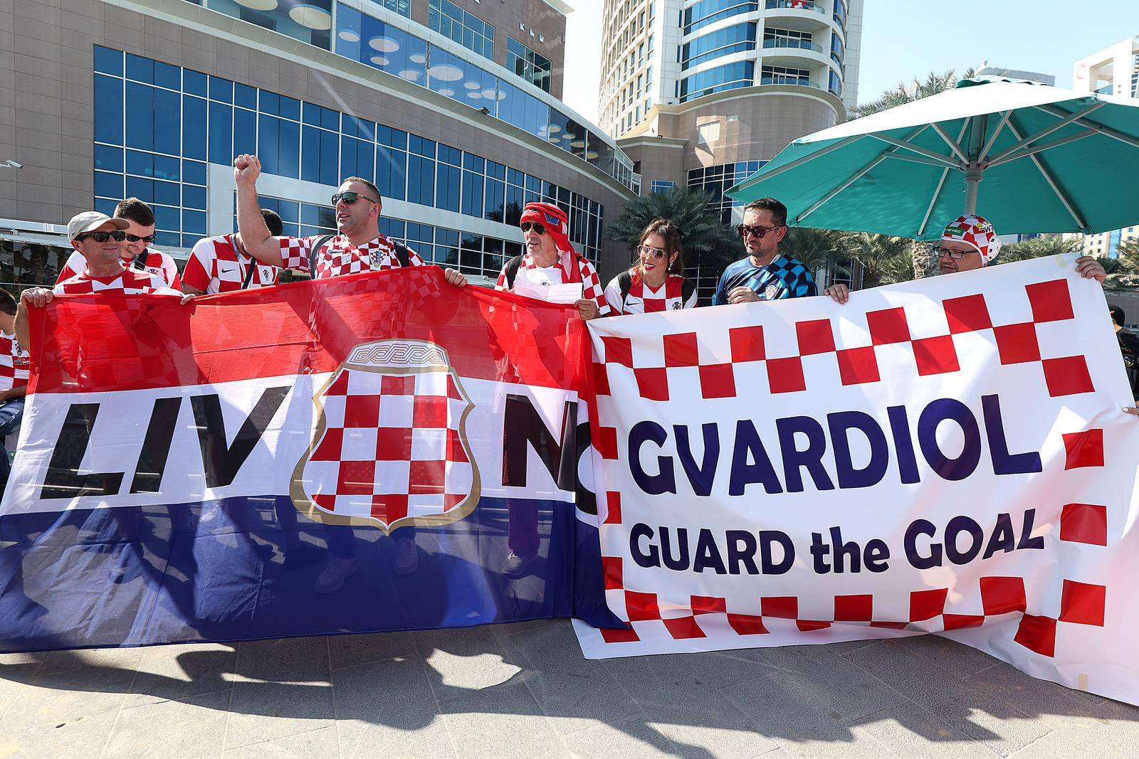 KATAR 2022 - Hrvatski navijači razvili zastavu dugu 200 metara ispred hotela Hilton