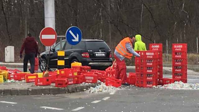 Staklena Slavonska avenija: Iz kamiona na cestu ispale gajbe