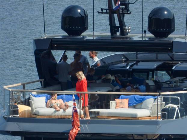 Bivša "Spajsica" Geri Halliwell sa suprugom Christianom i djecom uživa u ljetovanju na Jadranu