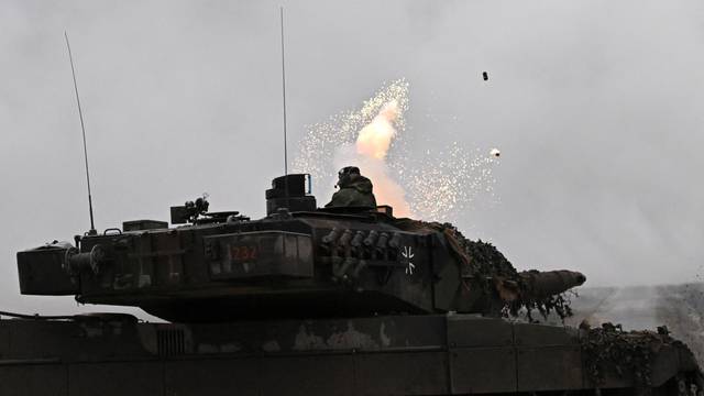 German Defense minister Pistorius visits German tank batallion
