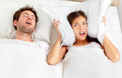 Trikovi kako lakše zaspati ako partner hrče - pomaže i loptica