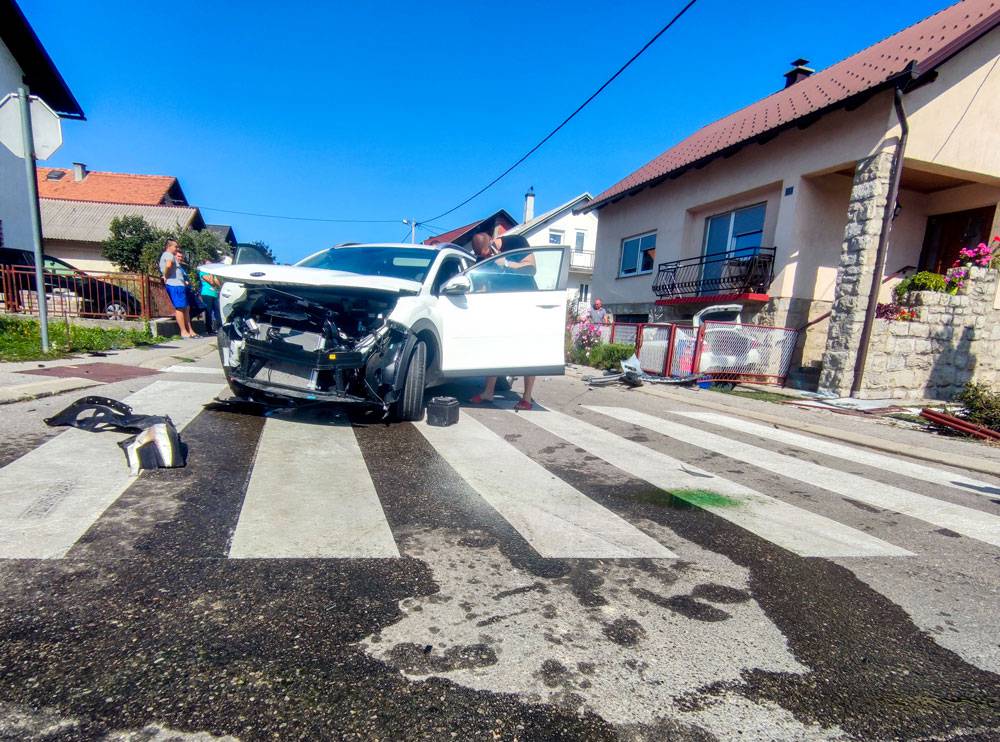 FOTO BMW-om uletio u dvorište kuće nakon sudara u Gospiću. Dvoje ljudi ozlijeđeno u nesreći