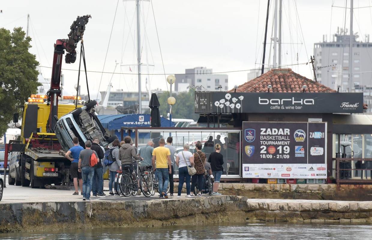 Autom sletio u more pa završio u bolnici: Izvlačili ga prolaznici