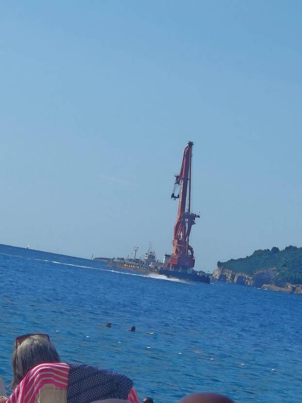 JEZIVI PRIZORI IZ PULE Ovako je kamion pun otpada 'odjurio' u more, više ljudi je ozlijeđeno