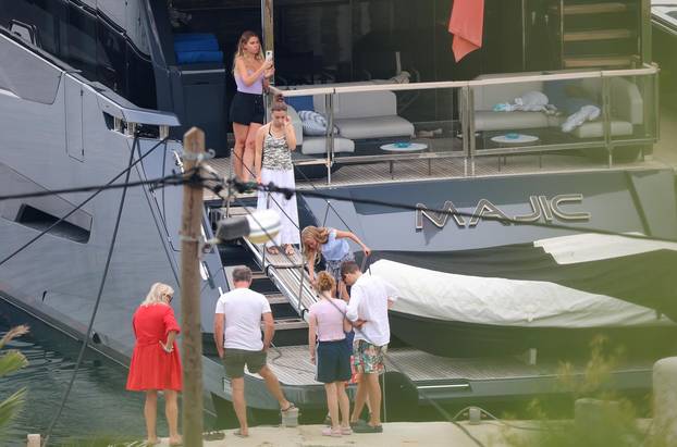 Bivša "Spajsica" Geri Halliwell sa suprugom Christianom i djecom uživa u ljetovanju na Jadranu