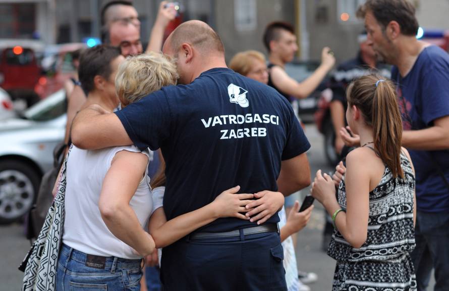 Zagrebački vatrogasci se uz zvukove sirena vratili u Savsku