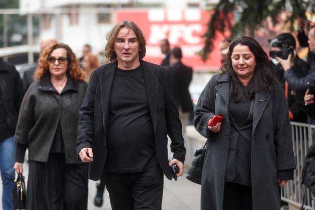 Sarajevo: Dolazak uzvanika na komemoraciju za Halida Bešlića u Narodno pozorište