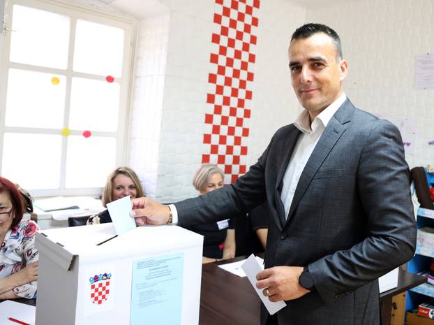 Šibenik: HDZ-ov kandidat za župana Paško Raki? glasovao u drugom krugu lokalnih izbora