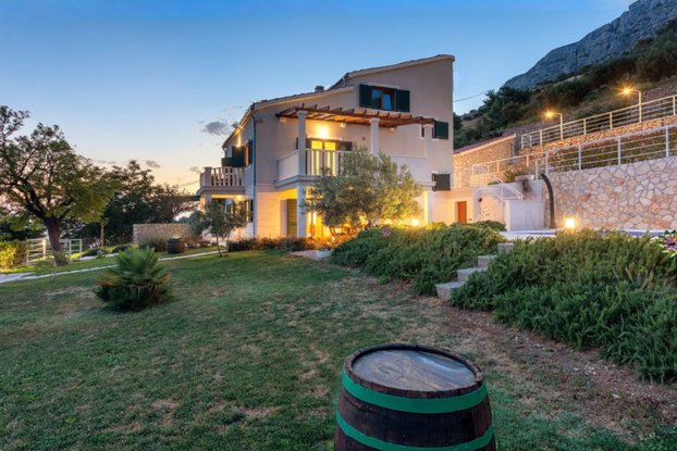 FOTO Ovo je Budimirova vila Pokora: Na ilegalnom katu su biljar i terasa, bazen će rušiti...