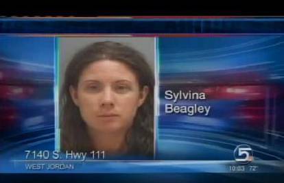 Gola žena u SAD-u ukrala dva auta i bježala policiji 