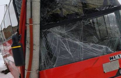 Za doček Nove godine: Mladići ukrali autobus i zabili se u stup