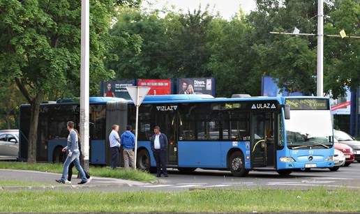 Nasilno otvorio vrata od busa i iskočio pa ga  'pokupio' auto