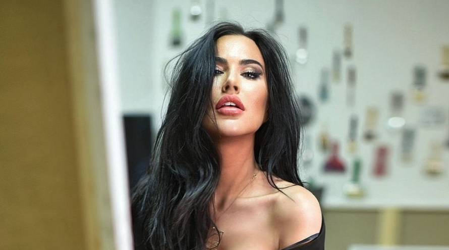 Hrvatska Megan Fox slikala pa se valjala po ateljeu u donjem rublju: 'Uh, prevruće je ovo!'