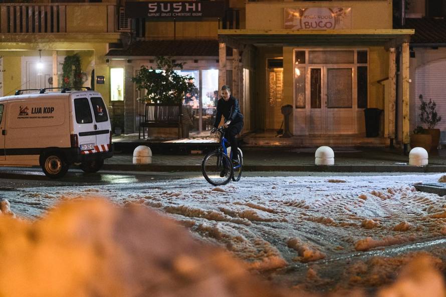 Tuča je pogodila Jadran: 'Aute smo morali izvlačiti bagerima'