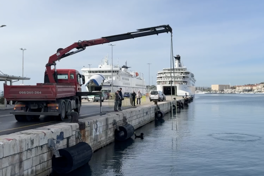 Split: Izvučen automobil koji je sinoć sletio u more kod gradske luke, vozač preminuo