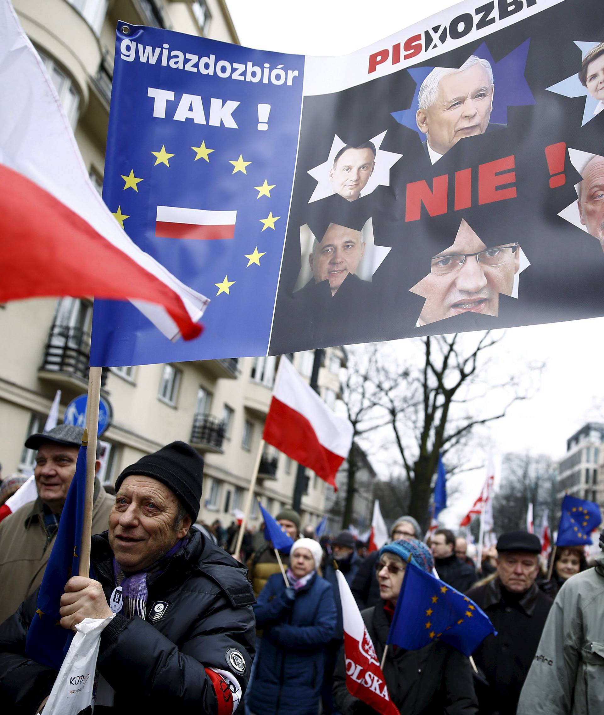 Zbog ustavne krize na ulicama Varšave deseci tisuća Poljaka