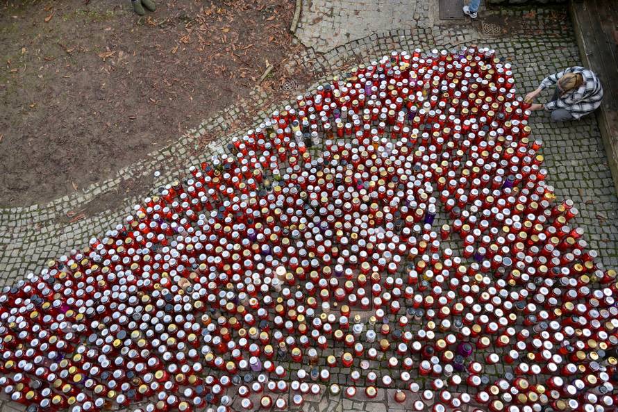 Novo Mesto: Na mjestu ubojstva građani pale lampione i lampaše