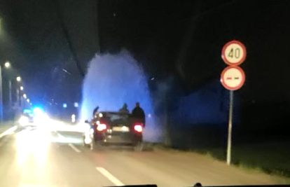 VIDEO Autom razvalio hidrant i zbrisao: 'Stao sam i pitao jesu li svi dobro. Rekli su mi da jesu'