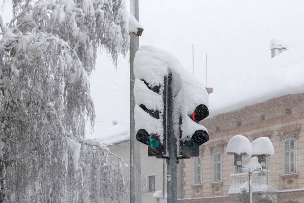 Gospić: Zametene ceste tijekom nevremena