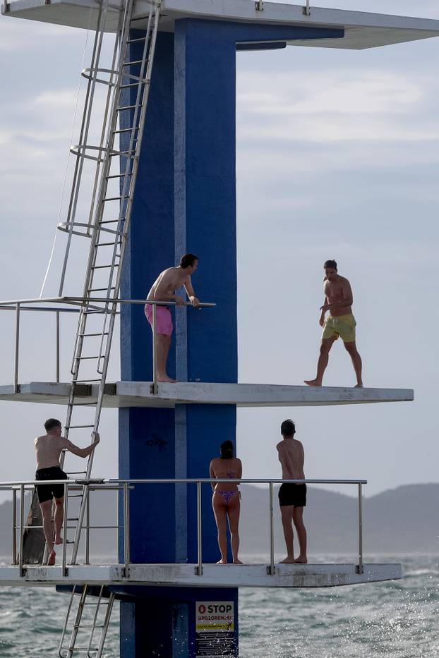 Zadar: Jesensko poslijepodne na skakaonici bazena Kolovare