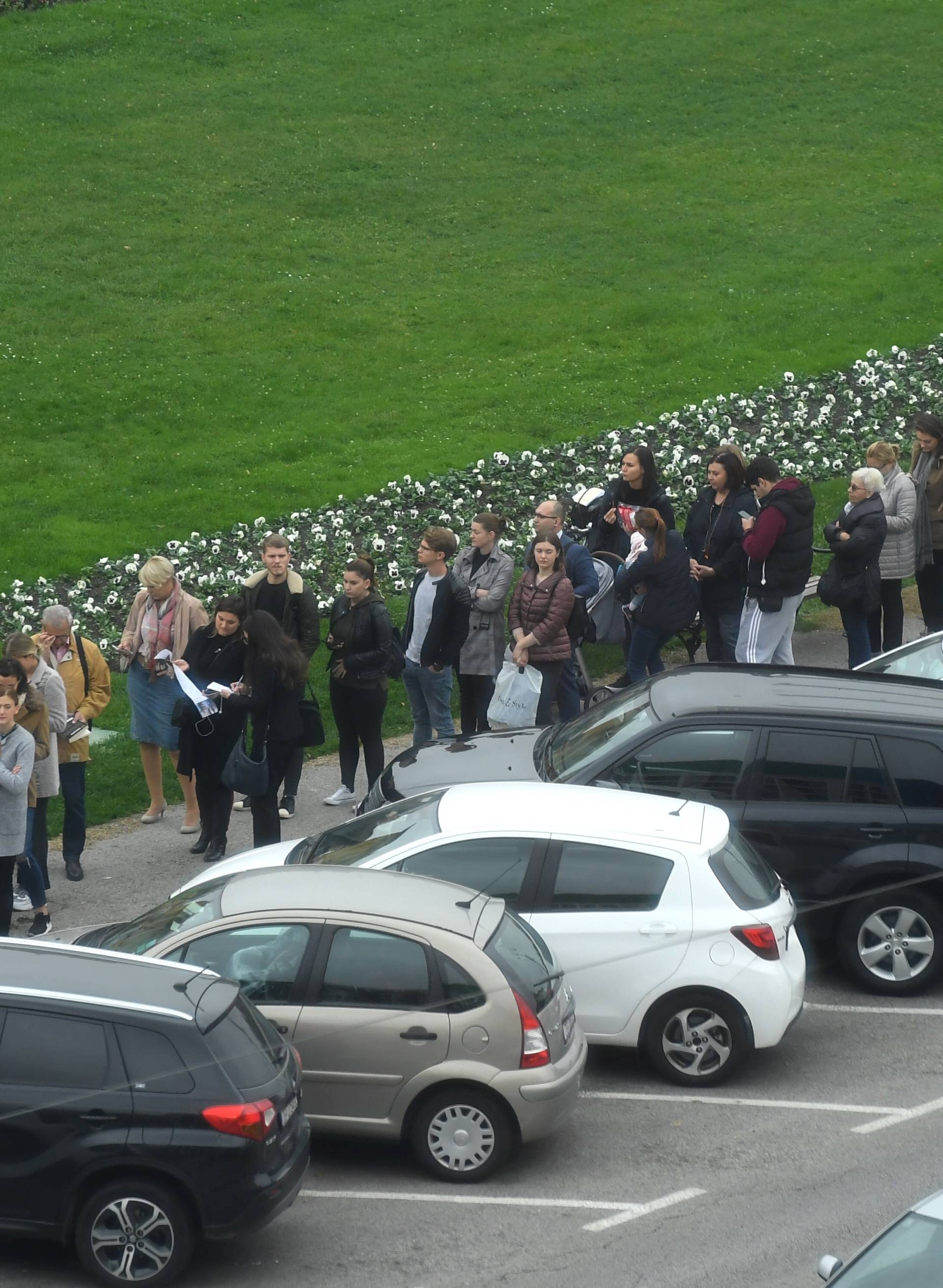 Svi žele na balet! E, nekoć se ovako stajalo u redu za kruh...