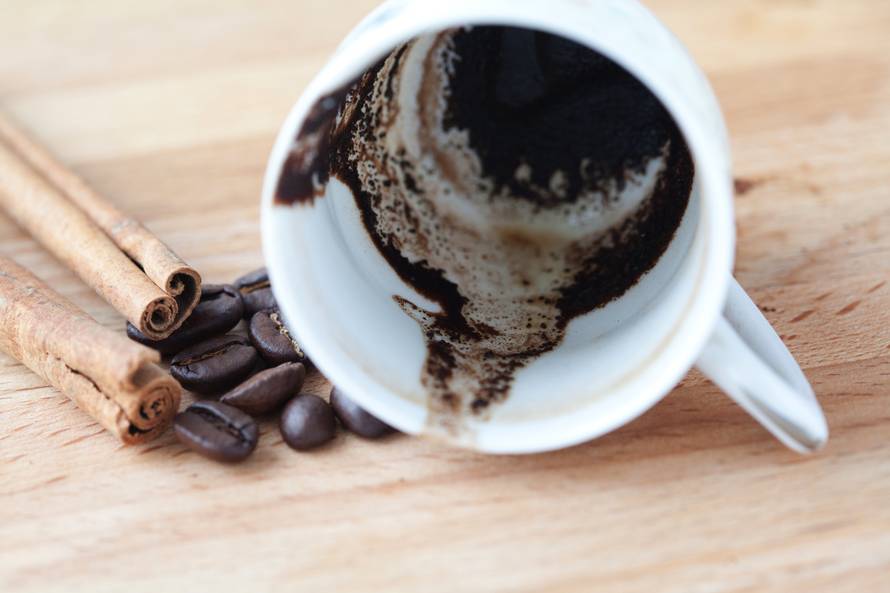 Talog od crne kave i lovorov list spasit će vas od komaraca