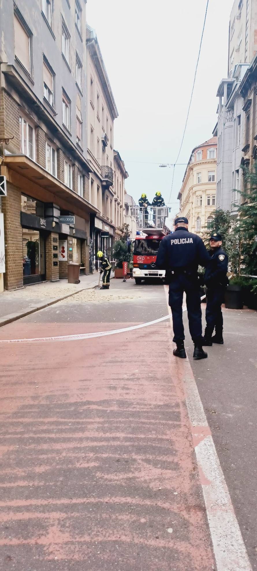 Olujni vjetar stvara kaos, srušio je skelu u Zagrebu, čupa lim i antene, bacio stablo na žice...