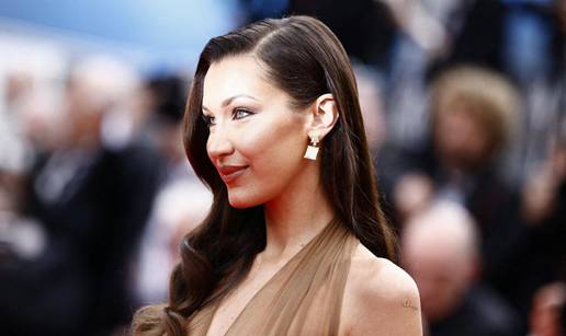 Bella Hadid privukla poglede u Cannesu: Ispod prozirne uske haljine nije nosila grudnjak...