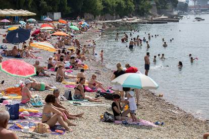 Rijeka: Osvježenje od visokih temperatura ljudi su potražili na plaži