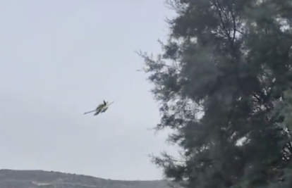 VIDEO Buknuo požar kod Trogira, gase ga tri zrakoplova