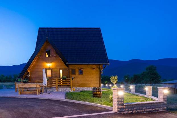 FOTO Zavirili smo u skrivenu drvenu oazu nadomak Plitvica