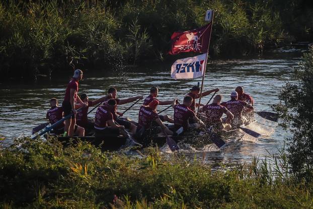 Prolazak Maratona lađa kroz Rogotin uz bakljadu