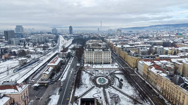 Pogled iz zraka na centar Zagreba prekriven snijegom