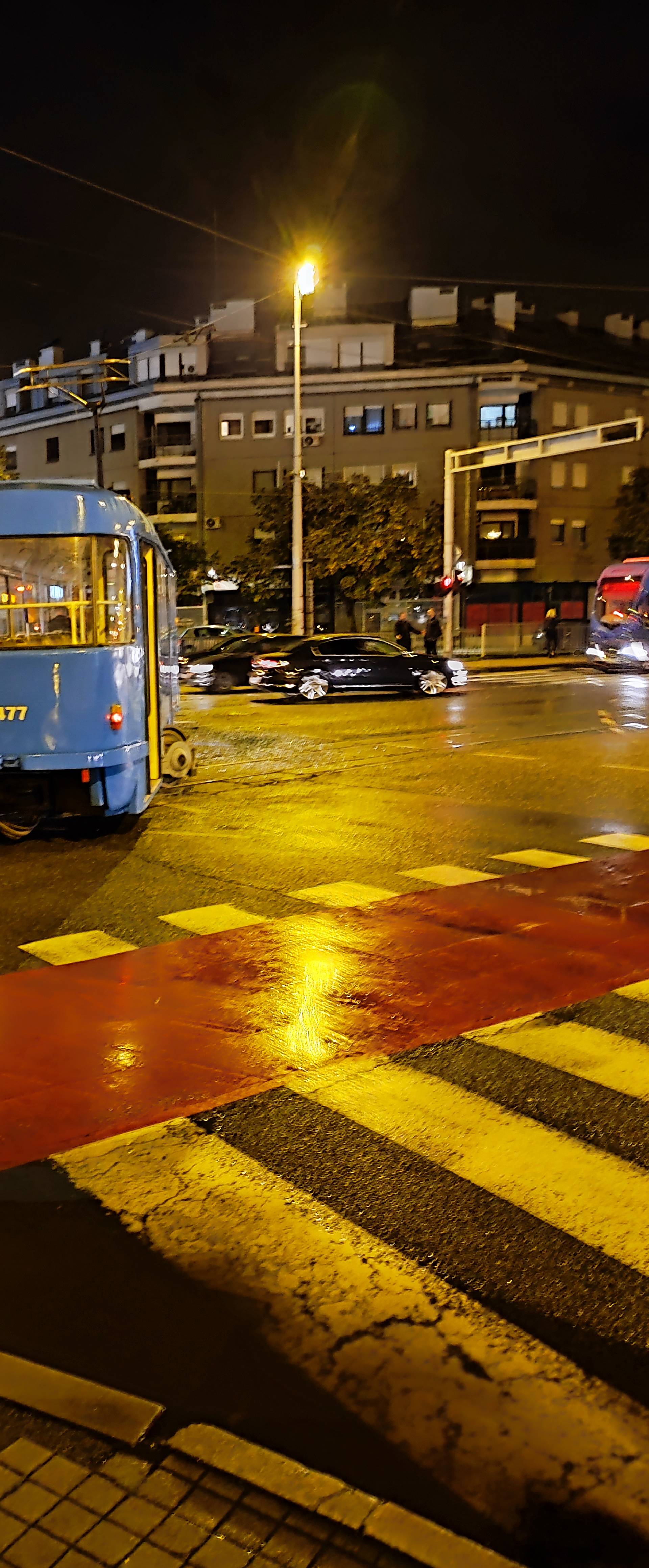 FOTO Jutarnji kaos u Zagrebu: U sudaru autobusa i tramvaja u Dupcu ozlijeđena su dva vozača