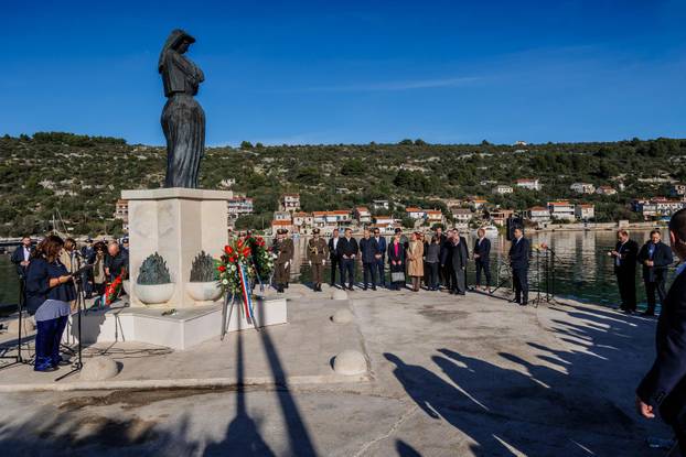 Drvenik Veli: Predsjednik Zoran Milanović položio je vjenac na spomen obilježju “Majka Domovina”