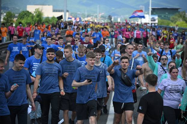 Zagreb: Maturanti preko Mosta slobode uputili se prema Bundeku