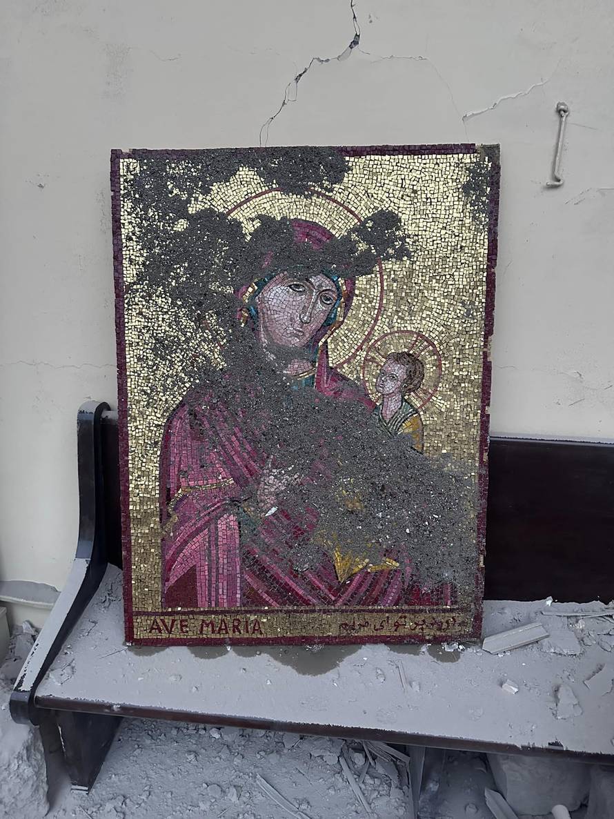 Pravo čudo: Potres u Turskoj je srušio katedralu, ali slika i kip Djevice Marije ostali neoštećeni