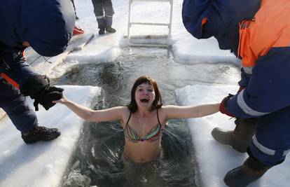 Kupanjem u ledenoj vodi Rusi oprali grijehe na Bogojavljanje
